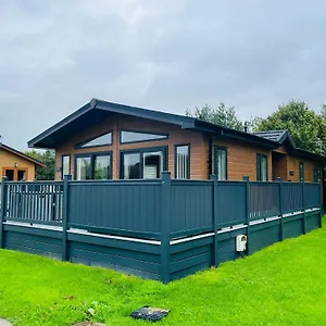 Blue Bell With Hot Tub Malton Holiday home Little Habton